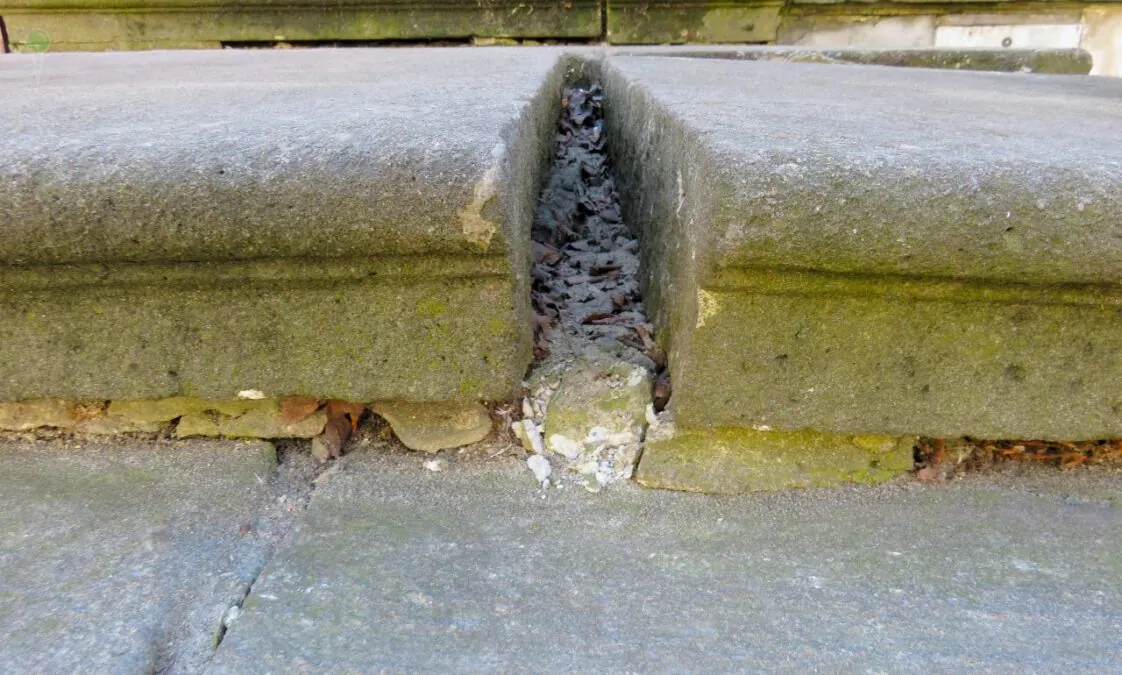 Wstyd przy Neptunie. Przedproża w centrum Gdańska się sypią (FOTO: wbijamszpile.pl)