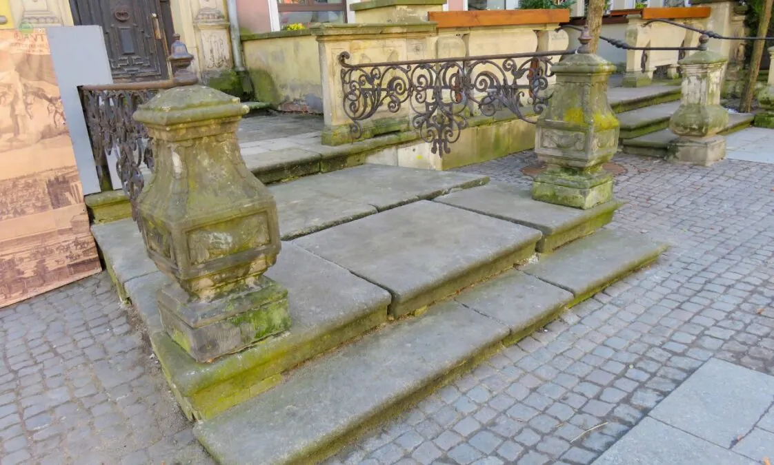 Wstyd przy Neptunie. Przedproża w centrum Gdańska się sypią (FOTO: wbijamszpile.pl)