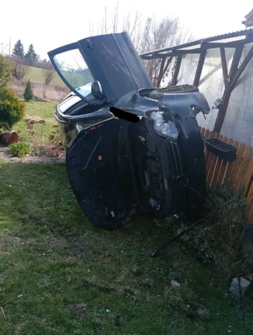 45-latka zasłabła za kierownicą. Auto wjechało w altanę (FOTO: KPP Sztum)