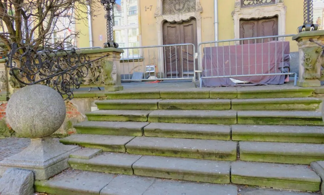 Przedproża w sąsiedztwie Fontanny Neptuna (FOTO: wbijamszpile.pl)