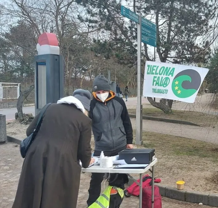Zbieranie podpisów przez zrzeszenie Zielona Fala przy molo w Brzeźnie. (FOTO: Zielona Fala/FB)
