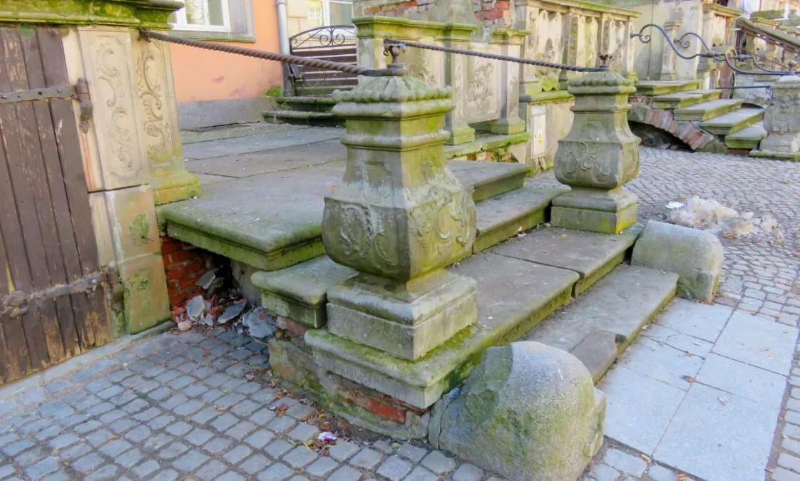 Przedproża w sąsiedztwie Fontanny Neptuna (FOTO: wbijamszpile.pl)