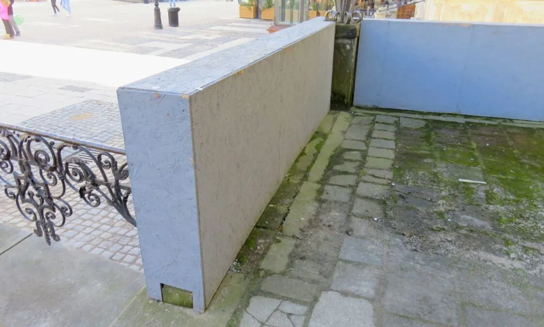 Wstyd przy Neptunie. Przedproża w centrum Gdańska się sypią (FOTO: wbijamszpile.pl)