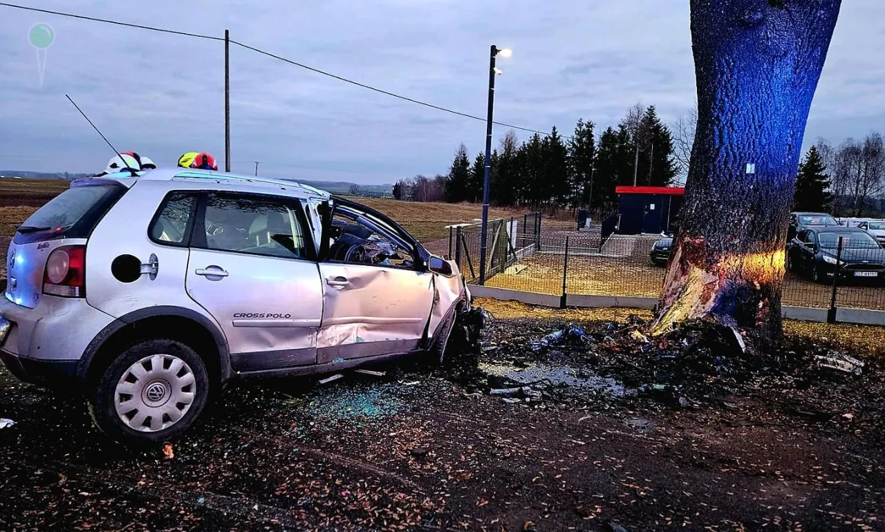 Wypadek w Starej Kiszewie. Nie żyje kierowca (FOTO: Straż Pożarna)