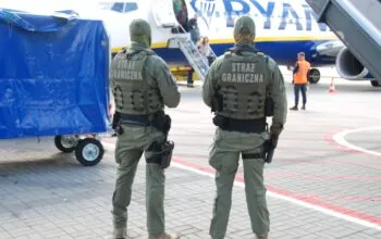 Agresywny 33-latek w kajdankach po lądowaniu w Rębiechowie (FOTO: MOSG)