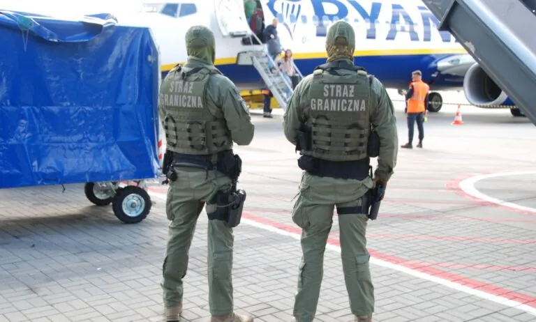 Agresywny 33-latek w kajdankach po lądowaniu w Rębiechowie (FOTO: MOSG)