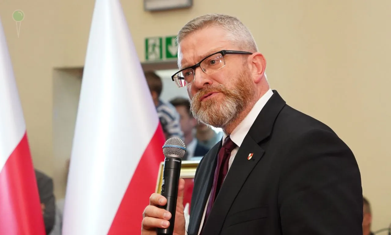 Proces Grzegorza Brauna. Sąd wysłuchał wyjaśnień przez 7,5 godziny (FOTO: Grzegorz Braun/X/Lidia Perek)