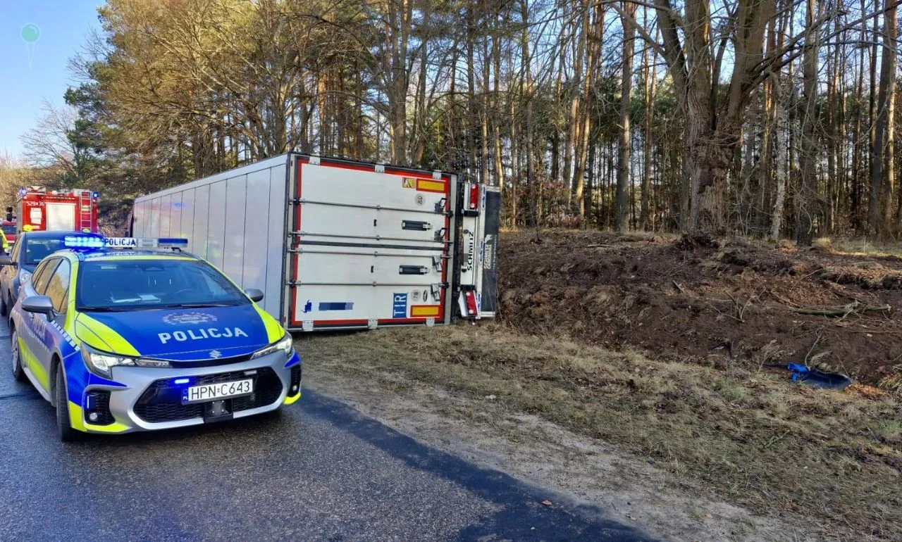 Wypadek w Karszanku. Nie żyje kierowca ciężarówki (FOTO: KPP Starogard Gdański)