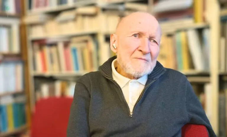 Biblioteka Jana Urbaniaka ze Stogów na krawędzi (FOTO: wbijamszile.pl)