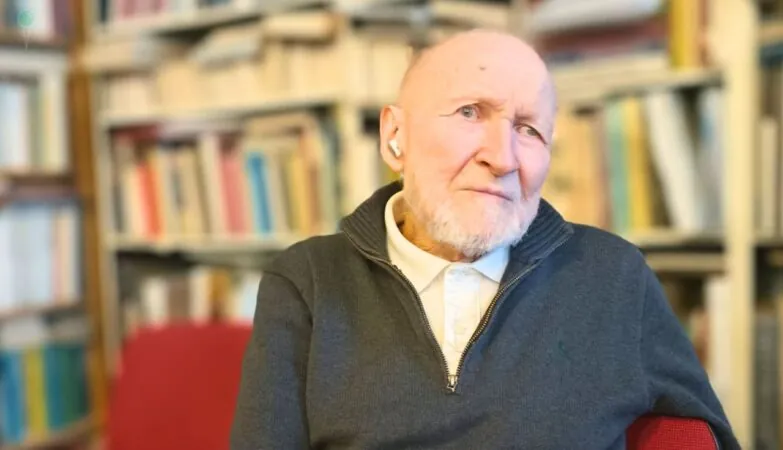 Biblioteka Jana Urbaniaka ze Stogów na krawędzi (FOTO: wbijamszile.pl)