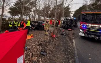 Wypadek w Chałupach. Nie żyje jedna osoba (FOTO: Straż Pożarna)