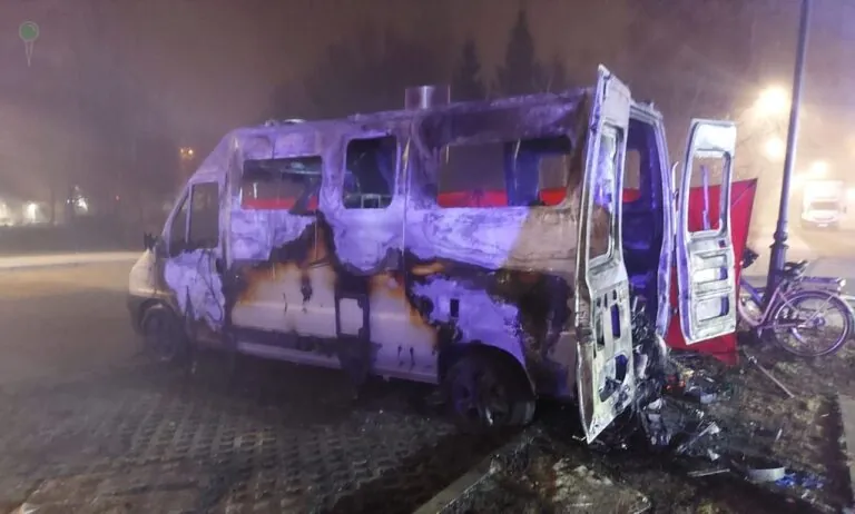 Tragiczny pożar kampera w Ustce. Jedna osoba nie żyje (FOTO: Straż pożarna)