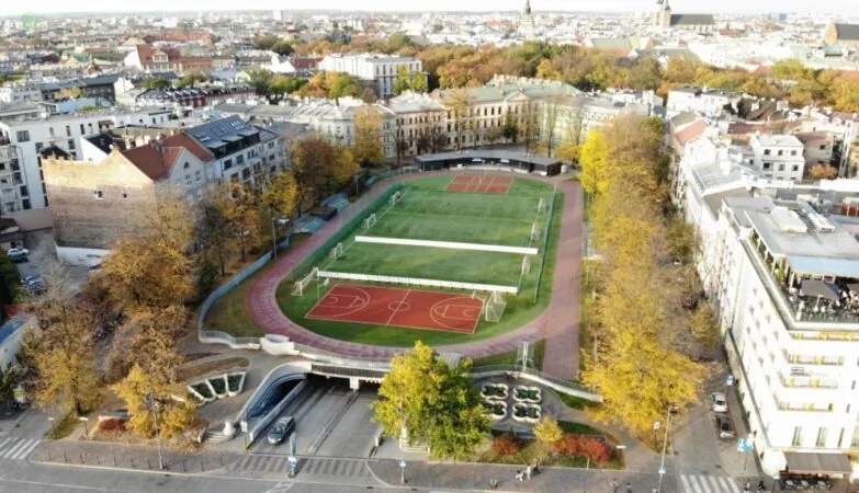 Parking pod stadionem przy UCK. Jest petycja do władz. Na zdjęciu gotowe rozwiązania z Krakowa. (FOTO: eversport.pl)