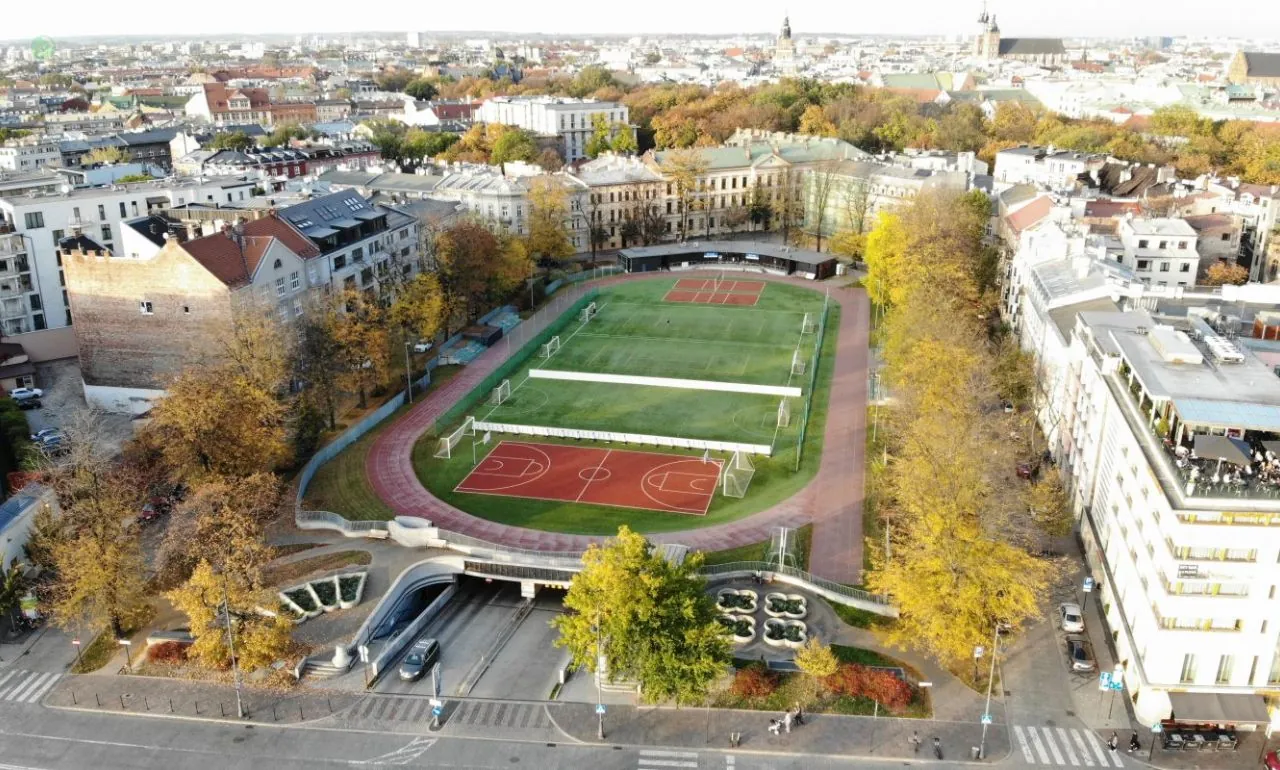 Parking pod stadionem przy UCK. Jest petycja do władz. Na zdjęciu gotowe rozwiązania z Krakowa. (FOTO: eversport.pl)