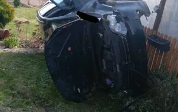 45-latka zasłabła za kierownicą. Auto wjechało w altanę (FOTO: KPP Sztum)