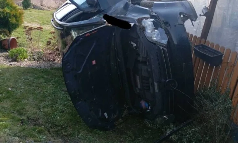 45-latka zasłabła za kierownicą. Auto wjechało w altanę (FOTO: KPP Sztum)