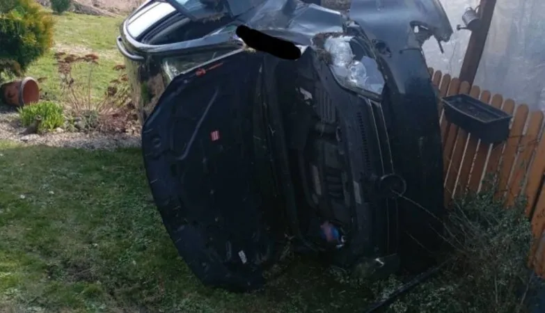 45-latka zasłabła za kierownicą. Auto wjechało w altanę (FOTO: KPP Sztum)