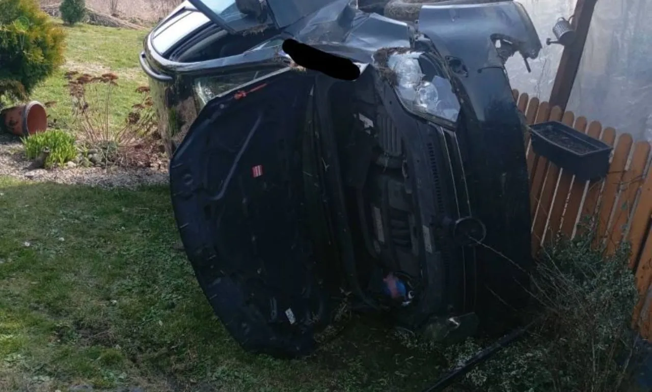 45-latka zasłabła za kierownicą. Auto wjechało w altanę (FOTO: KPP Sztum)