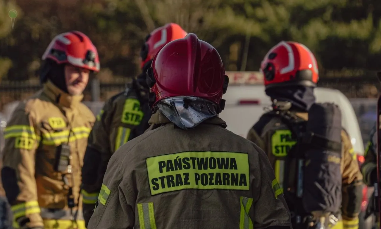 Pożar słomy w Reskowie. Makabryczne odkrycie po akcji na Kaszubach (FOTO: Łukasz Wołosz/Państwowa Straż Pożarna)