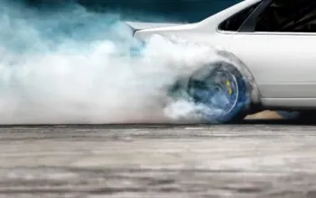 Jedno mocniejsze dodanie gazu. Jeden poślizg - tzw. drift - na pustym parkingu. I nagle zostajesz bez prawa jazdy na 3 miesiące. (FOTO: canva)