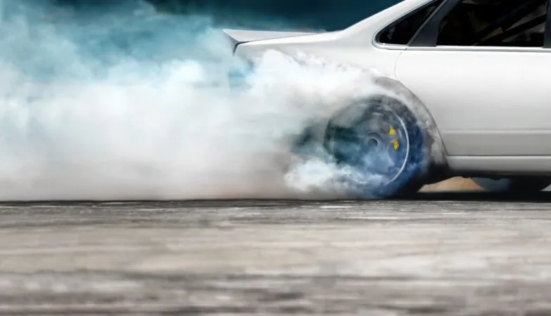 Jedno mocniejsze dodanie gazu. Jeden poślizg - tzw. drift - na pustym parkingu. I nagle zostajesz bez prawa jazdy na 3 miesiące. (FOTO: canva)