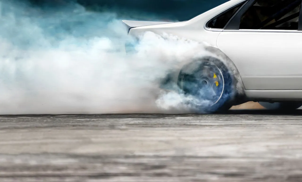 Jedno mocniejsze dodanie gazu. Jeden poślizg - tzw. drift - na pustym parkingu. I nagle zostajesz bez prawa jazdy na 3 miesiące. (FOTO: canva)