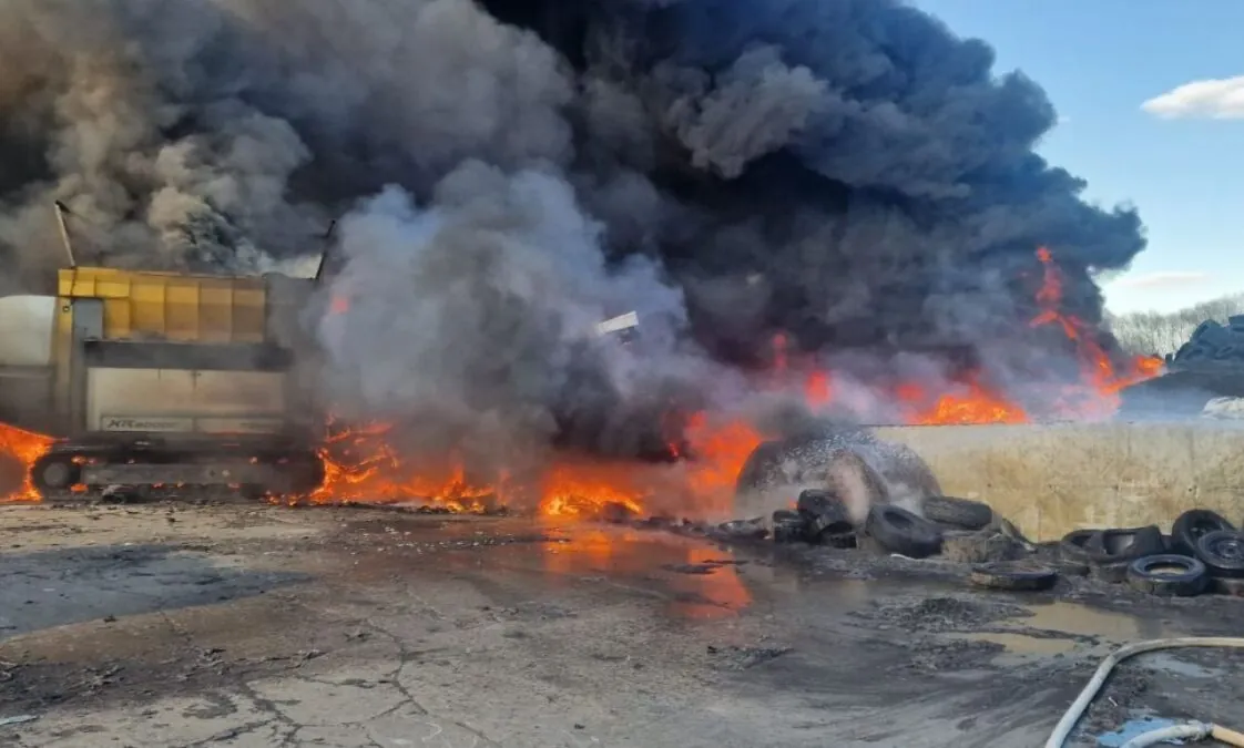 Pożar w Rożentalu. Zapalił się zakładu utylizacji opon - 12 zastępów w akcji (FOTO: KPPSP Tczew)