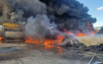 Pożar w Rożentalu. Zapalił się zakładu utylizacji opon - 12 zastępów w akcji (FOTO: KPPSP Tczew)