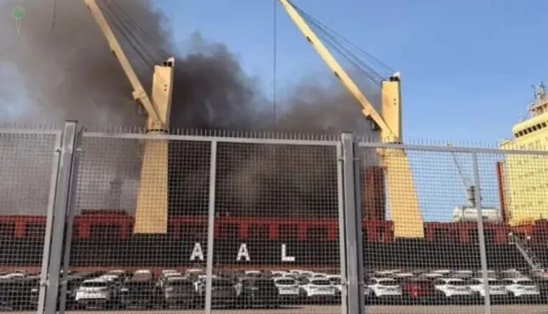 Dym w Nowym Porcie. Pożar ładowni statku (FOTO: KWPSP Gdańsk)