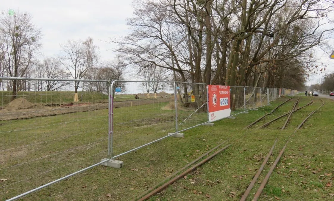 Skalę wycinki drzew trudno ocenić, ponieważ teren wycinki został ogrodzony. (FOTO: wbijamszpile.pl)