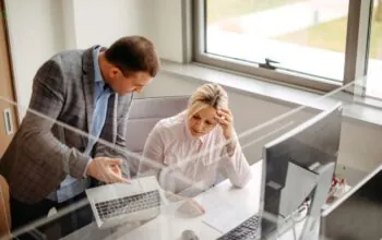 Coraz więcej donosów o mobbing. Co pokazują dane PIP? (FOTO: canva)