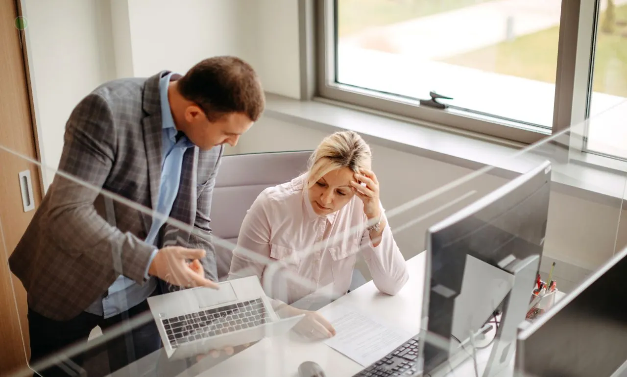 Coraz więcej donosów o mobbing. Co pokazują dane PIP? (FOTO: canva)