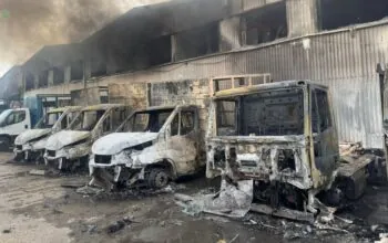 Wciąż trwa gaszenie pożaru hali magazynowej w Gdyni przy ul. Północnej (FOTO: PSP Gdynia)