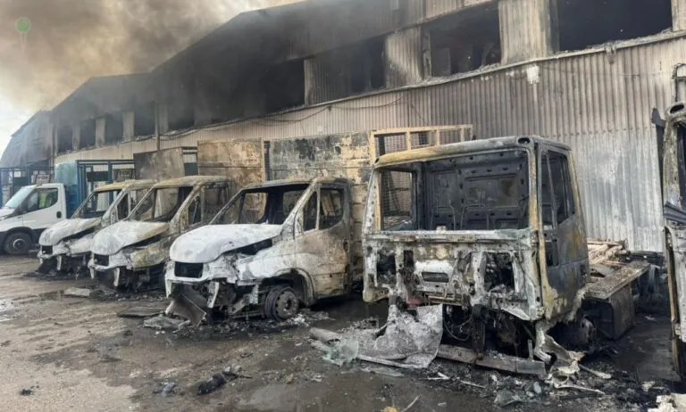 Wciąż trwa gaszenie pożaru hali magazynowej w Gdyni przy ul. Północnej (FOTO: PSP Gdynia)