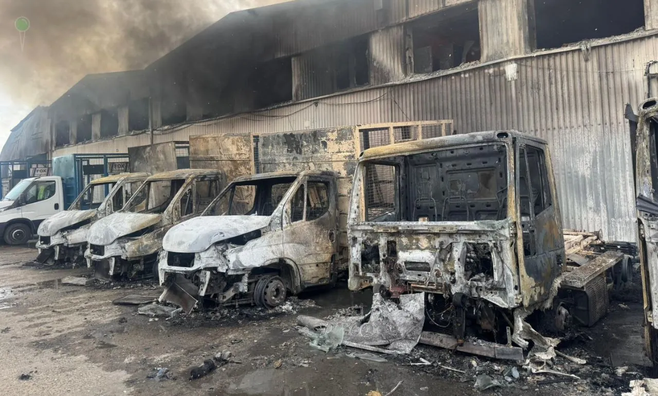 Wciąż trwa gaszenie pożaru hali magazynowej w Gdyni przy ul. Północnej (FOTO: PSP Gdynia)