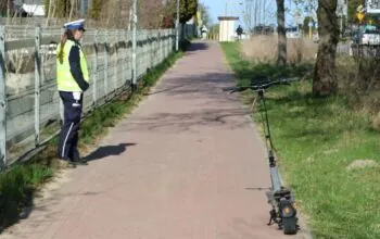 Wypadek na hulajnodze w Bąkowie. 13-latka trafiła do szpitala (FOTO: KPP Pruszcz Gdański)