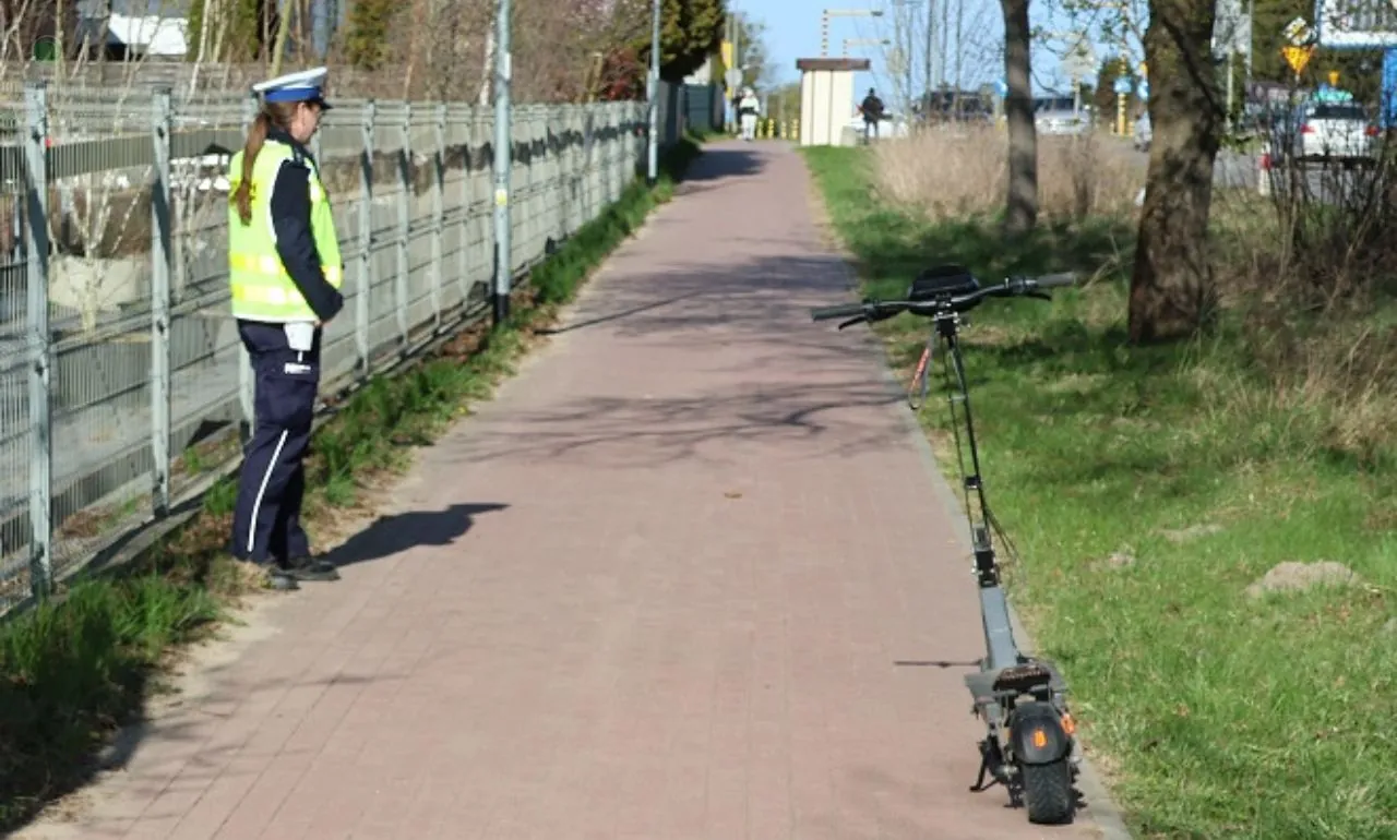 Wypadek na hulajnodze w Bąkowie. 13-latka trafiła do szpitala (FOTO: KPP Pruszcz Gdański)