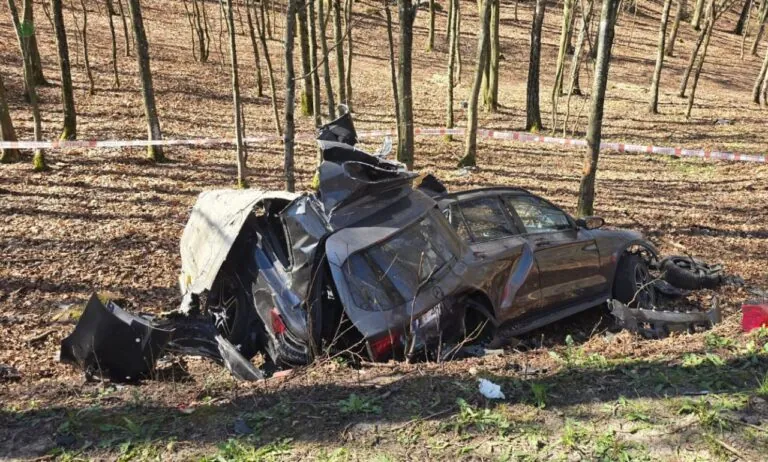 Śmiertelny wypadek pod Nową Karczmą. Nie żyje kierowca (FOTO: PSP Kościerzyna)