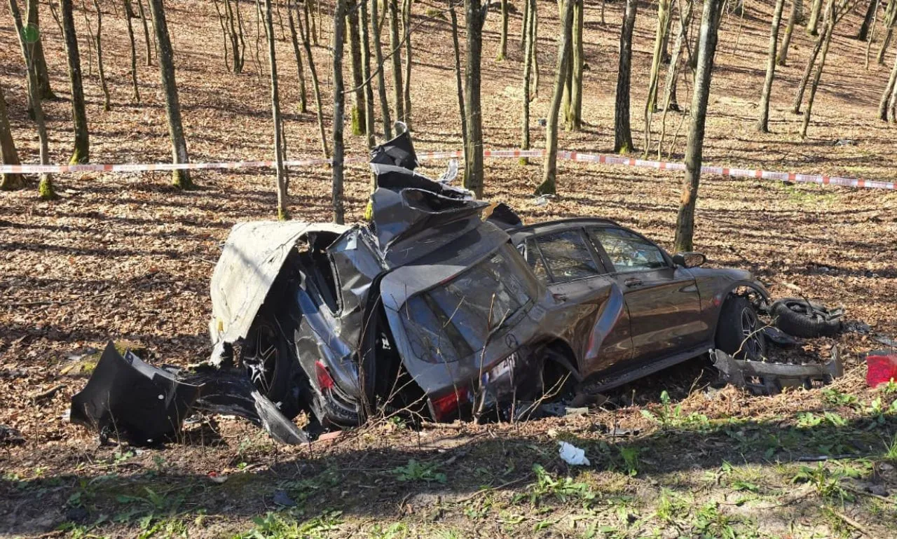 Śmiertelny wypadek pod Nową Karczmą. Nie żyje kierowca (FOTO: PSP Kościerzyna)