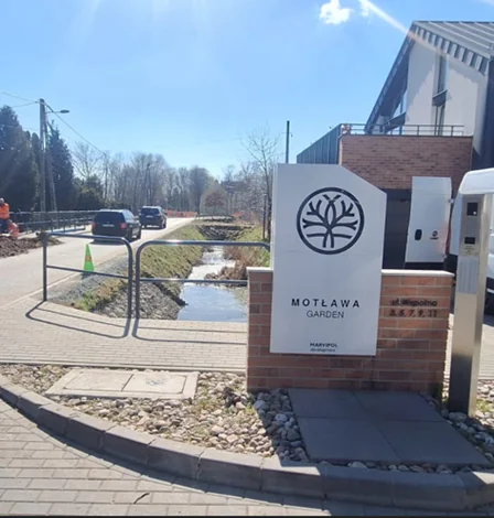 Ciek melioracyjny przy nowym osiedlu na olszynce odprowadzający wodę do przepompowni przy ul. Olszyńskiej na Olszynce w Gdańsku. (FOTO: czytelnik/wbijamszpile.pl)