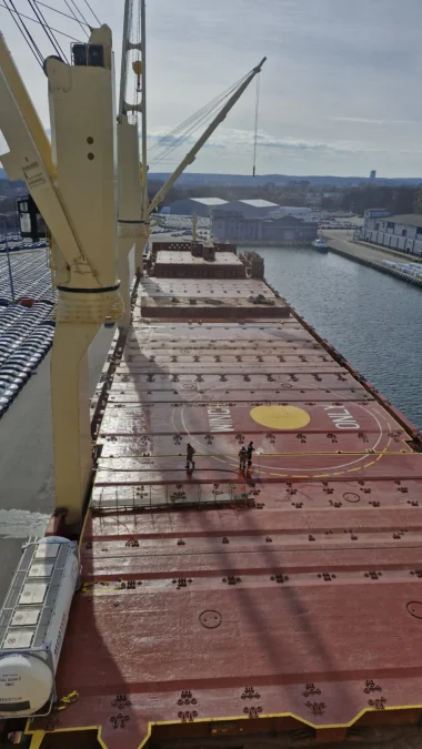 Zamknięte ładownie statku w Nowym Porcie. Decyzja p zamknięciu ma doprowadzić do zdławienia pożaru. (FOTO: KWPSP Gdańsk)