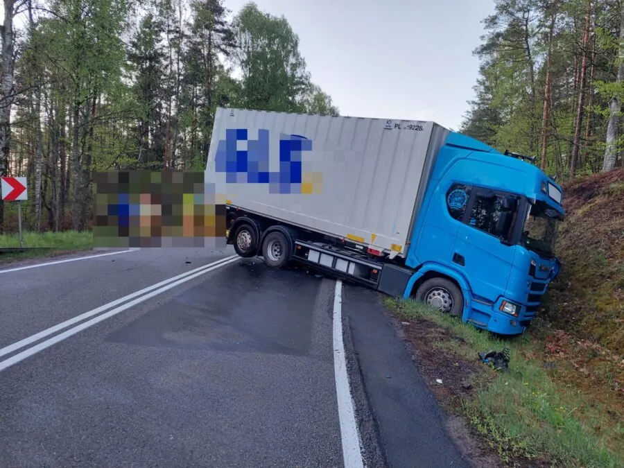 Wypadek w Węgorzynku pod Miastkiem. Kierowca osobówki w szpitalu (FOTO: KPP Bytów)
