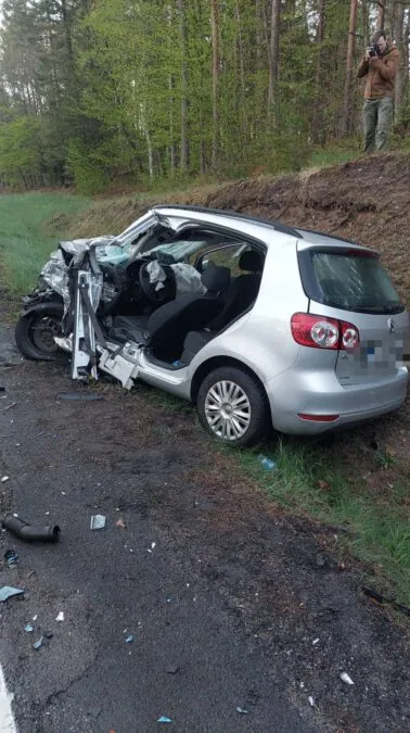 Wypadek w Węgorzynku pod Miastkiem. Kierowca osobówki w szpitalu (FOTO: KPP Bytów)