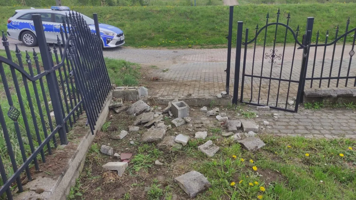 Pijany 23-latek wjechał w ogrodzenie cmentarza w Prokowie (FOTO: KPP Kartuzy)