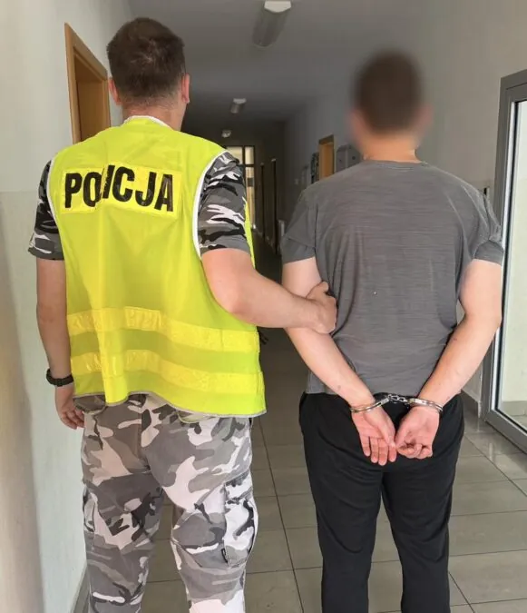 Pijany 23-latek wjechał w ogrodzenie cmentarza w Prokowie (FOTO: KPP Kartuzy)