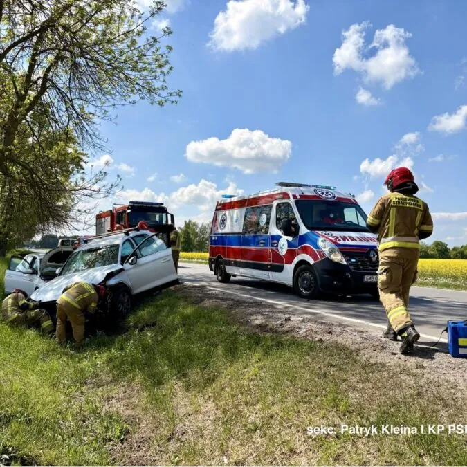 Wypadek w Tragaminie pod Malborkiem. Samochody wypadły z trasy (FOTO: sekc. Patryk Kleina/KP PSP Malbork)