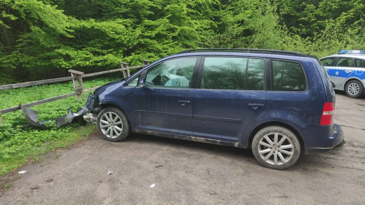 Pijany 23-latek wjechał w ogrodzenie cmentarza w Prokowie (FOTO: KPP Kartuzy)