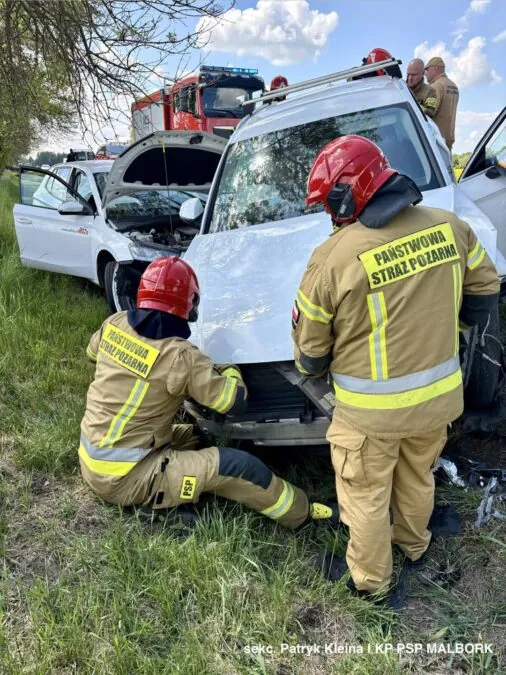 Wypadek w Tragaminie pod Malborkiem. Samochody wypadły z trasy (FOTO: sekc. Patryk Kleina/KP PSP Malbork)
