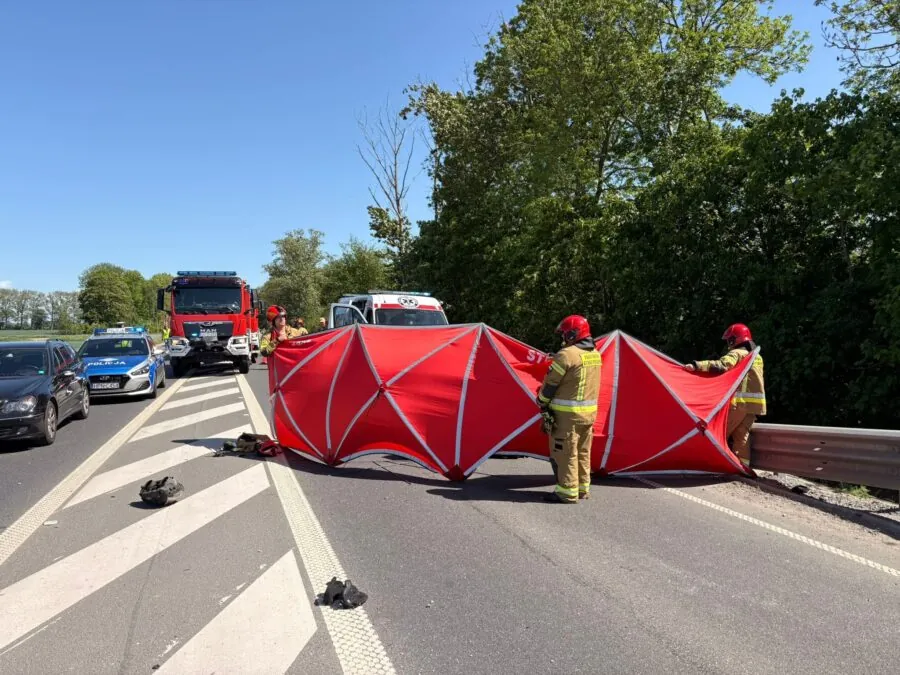 DK22 zablokowana po wypadku śmiertelnym motocyklisty w Gnojewie (FOTO: KWP Gdańsk)