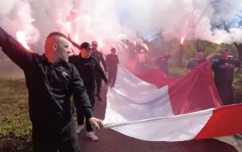 Oddolni Patrioci przeszli przez Gdańsk z 50-metrową flagą (FOTO: wbijamszpile.pl)
